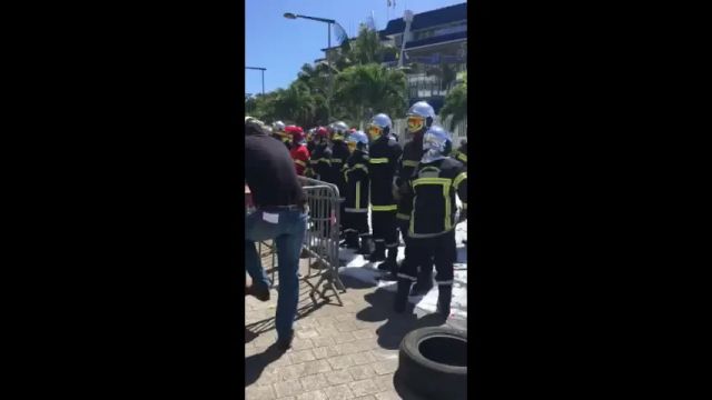 Les pompiers en grève, devant le gouvernement