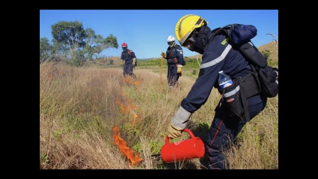 Comment les pompiers éteignent des incendies sans une goutte d'eau