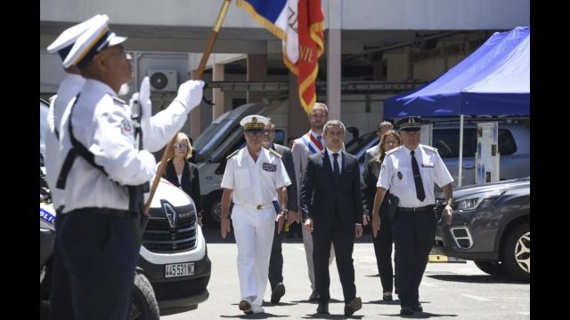 Le ministre Gérald Darmanin à l'écoute des policiers à Nouméa